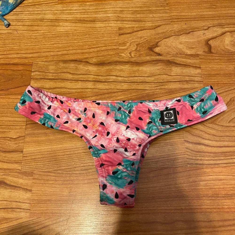 Jolyn bottoms.
